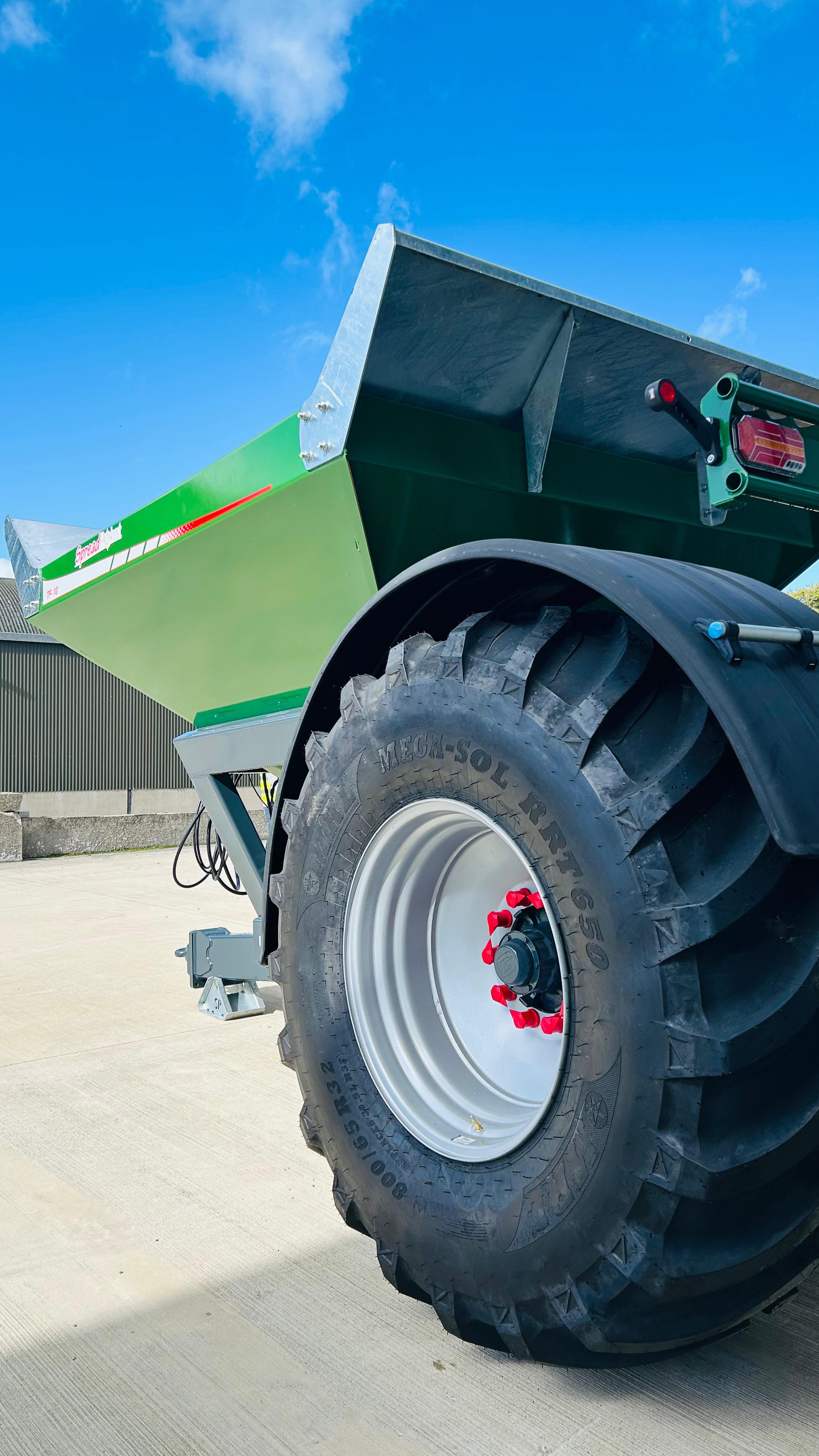 MRL 800/65R32 tyre on Spreadpoint T-10 trailer in Ireland