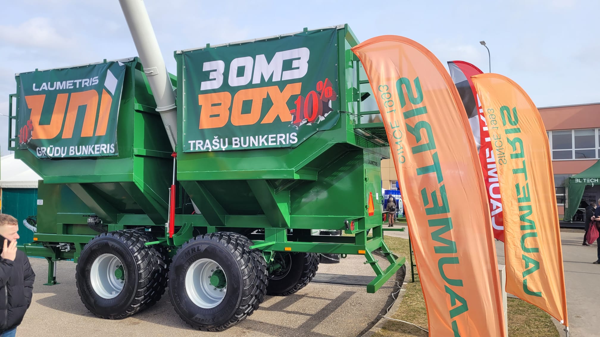 MRL 710/50R26.5 FLR 333 XPOWER tyre on Laumetris UNIBOX 30M3 spreader in Lithuania