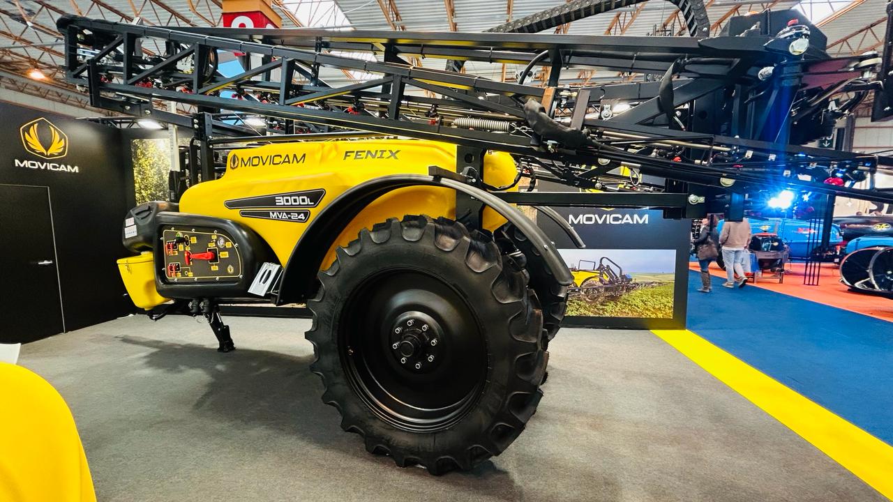 MRL 380/85R38 RRT 885 tyre on MOVICAM FENIX 3000L MAV-24 sprayer in Spain